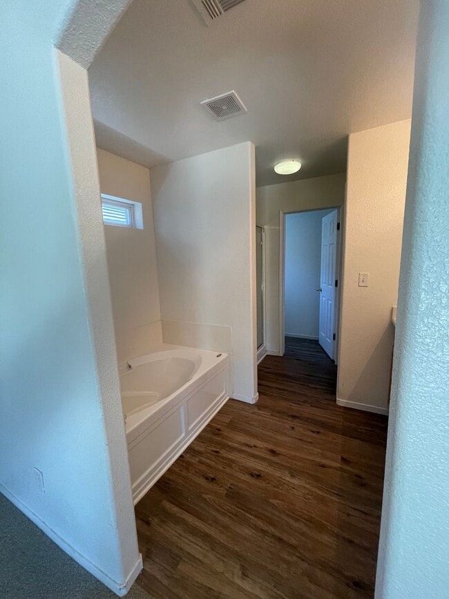 Building Photo - Beautiful 3 bedroom and 2 bath home ready for move in.