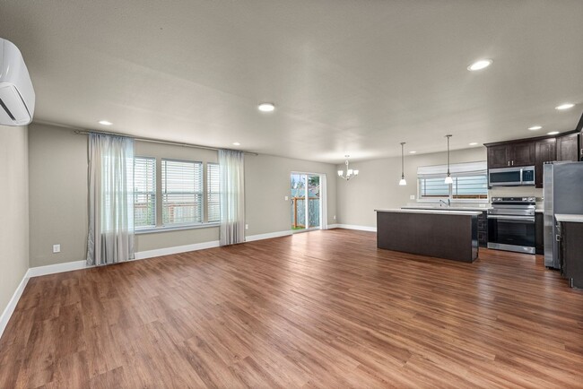 Building Photo - Modern 4-Bed Tacoma Home | Energy Efficien...