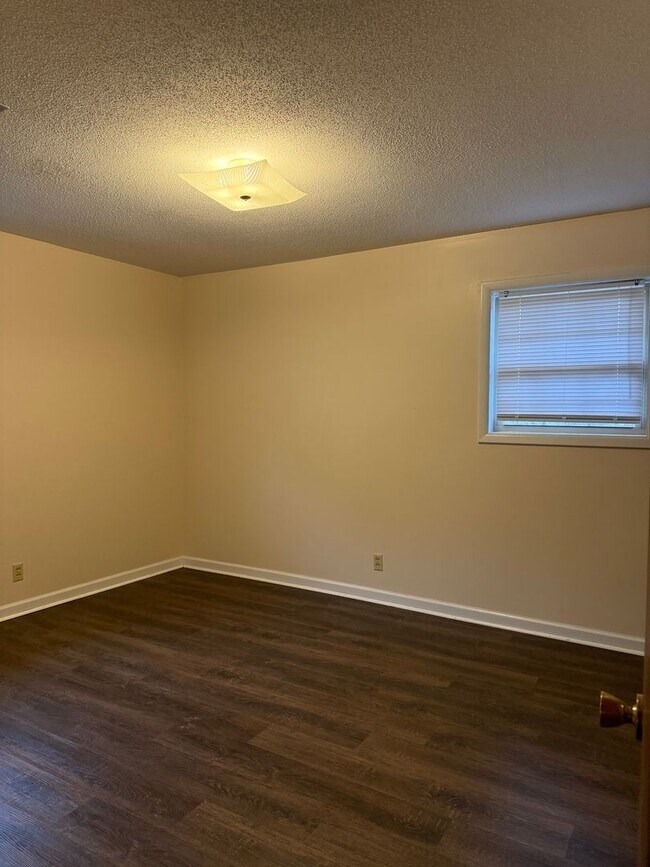 Building Photo - 102 Victoria Dr