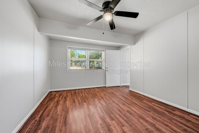 Building Photo - 1006 W Texas St