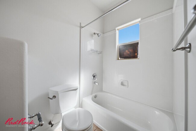 Building Photo - 3304 W Palomar