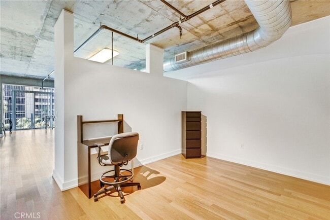 Building Photo - 645 W 9th St