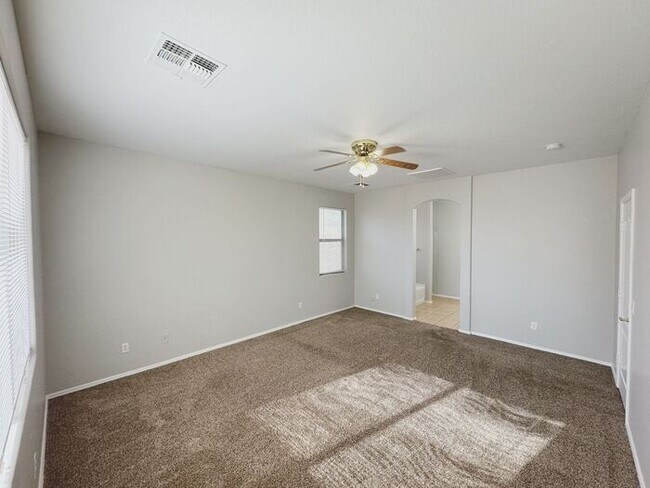 Building Photo - MOVE IN SPECILAS!! 5BD 3BA IN JOHNSON RANC...