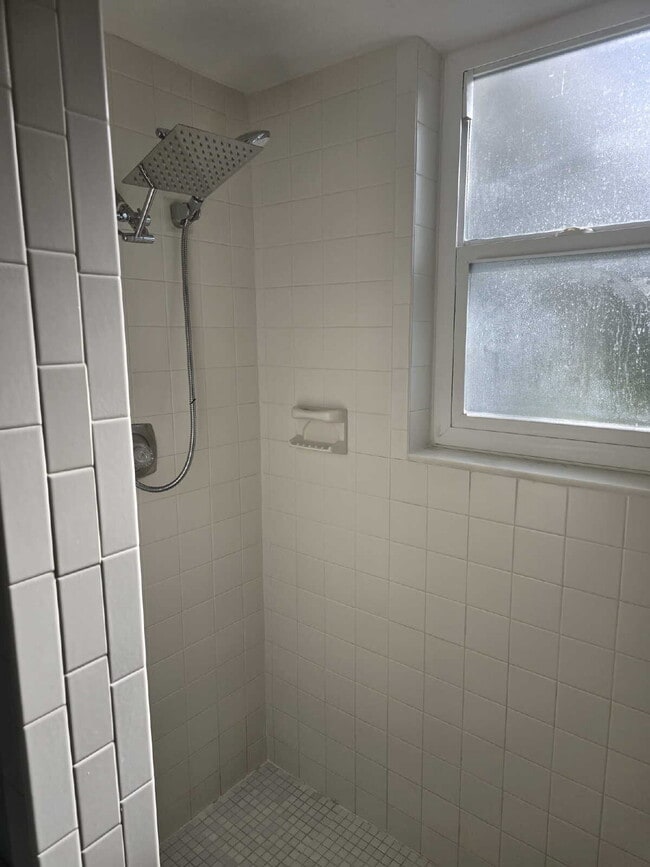 Building Photo - Beautiful remodeled Studio/efficiency room...