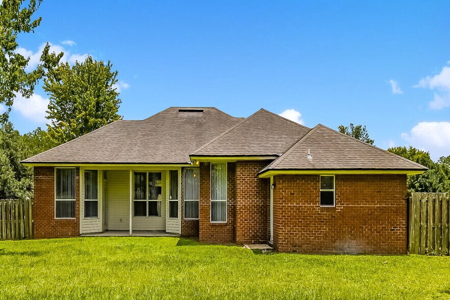 Building Photo - 1514 Falkland Rd E