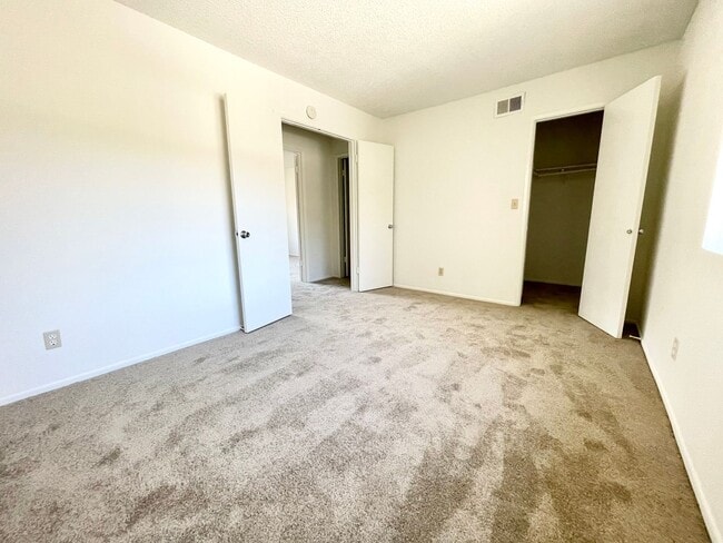 Building Photo - Fire Mountain Townhome with Garage!
