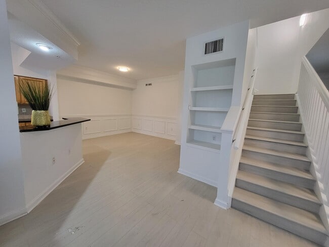 Building Photo - 2042 Alta Meadows Ln