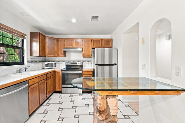 Building Photo - $1,595.95 2 bed, 2 bath located in Lakewood with a washer and dryer
