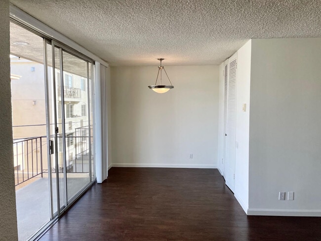 Building Photo - 1932 Overland Ave