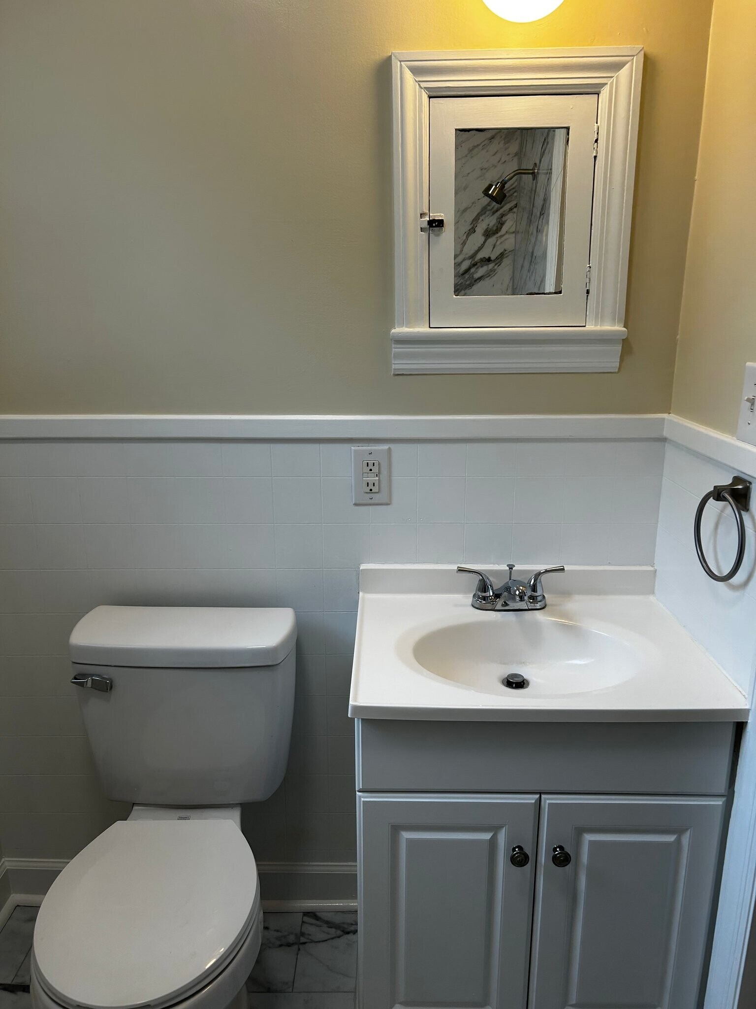 Building Photo - 423 E Radiance Dr