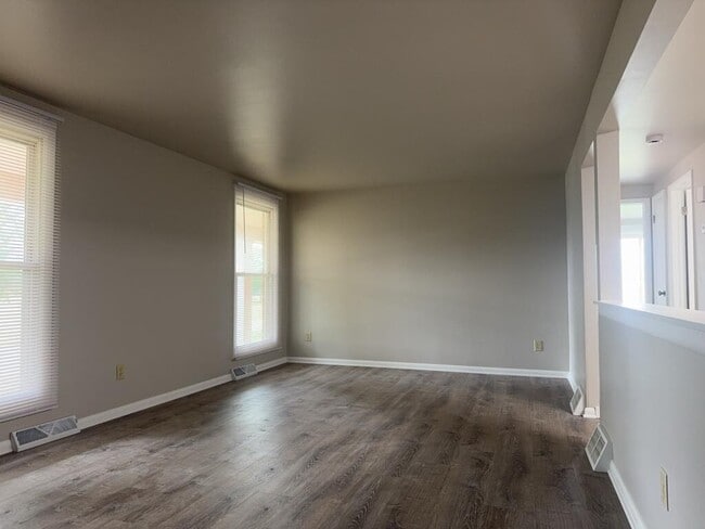 Building Photo - 418 Beloit St