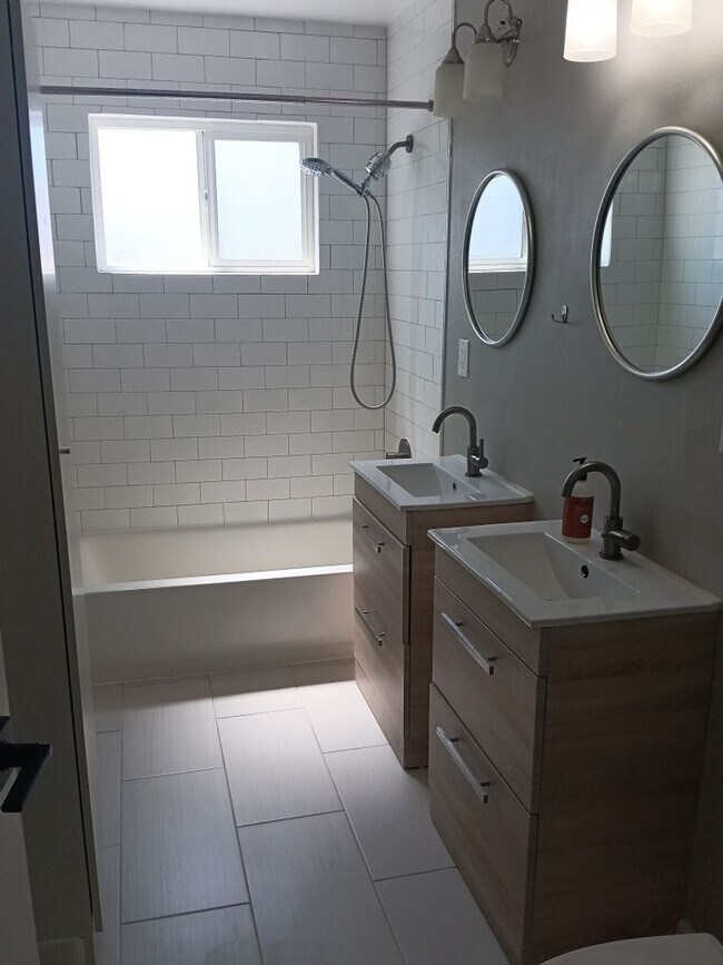 Building Photo - 3 Bedroom, 1 Bathroom Home! Schedule a Showing Soon!