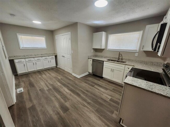 Building Photo - 3415 Hyland Dr