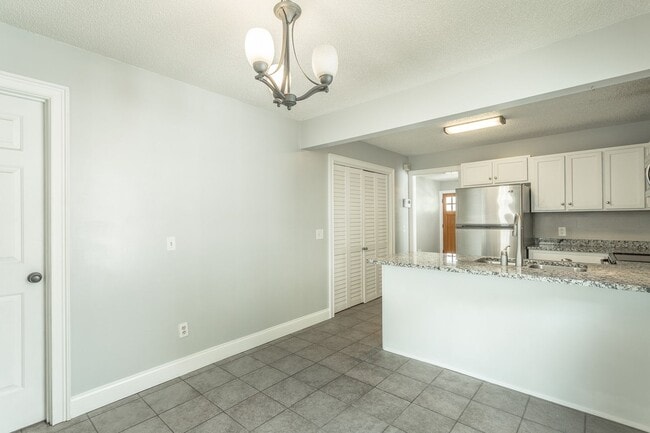 Building Photo - 3 bedroom, 2 bathroom home in the Southside!