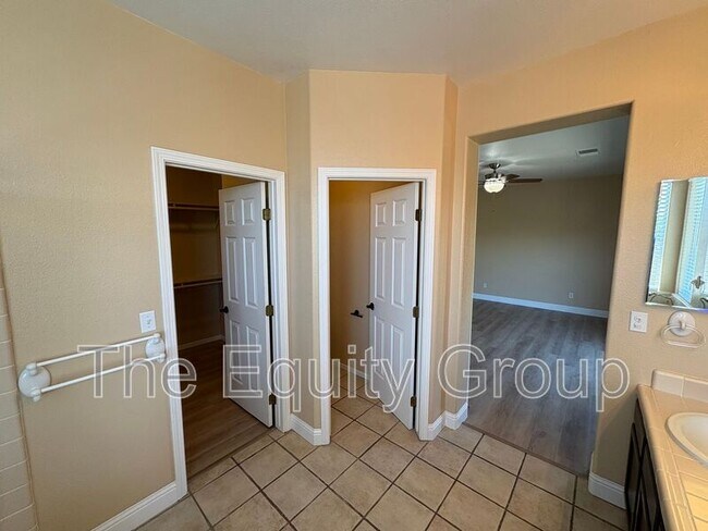 Building Photo - 938 W Encore Dr