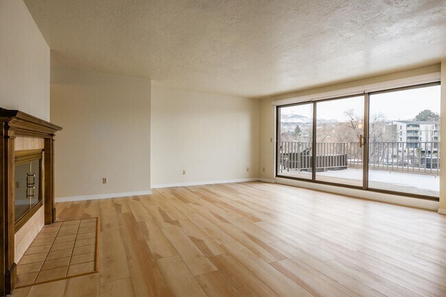 Building Photo - 245 N Vine St