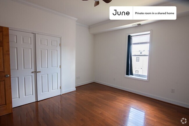 Building Photo - 1337 Girard St NW