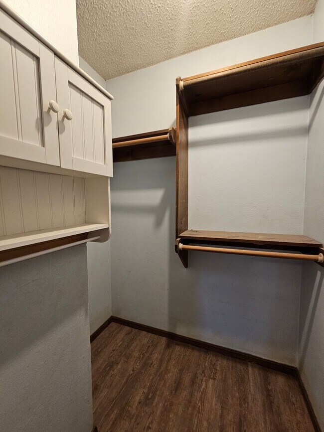 Building Photo - (3) Bed/(1.5) Bath Avail NOW! Pet Negotiable!