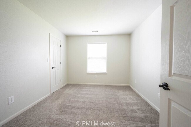 Building Photo - "Charming 3-Bed, 2-Bath Home with 1263 Sq Ft in Westfield's Serene Useppa Ct"