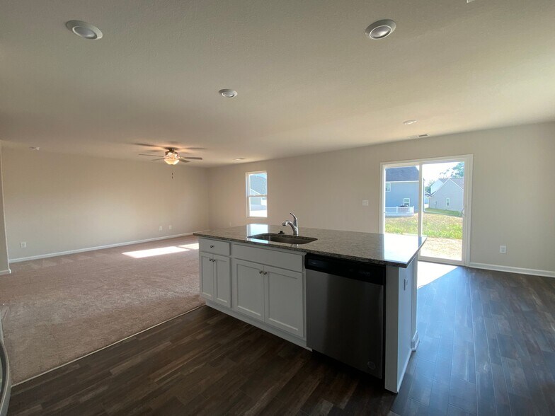 Building Photo - 305 Turning Lk Dr