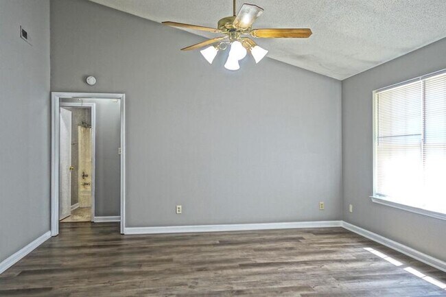 Building Photo - 13916 Sandhurst Dr SW
