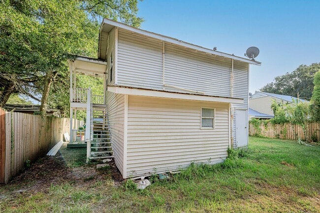 Building Photo - 905 Sarrazin Ave