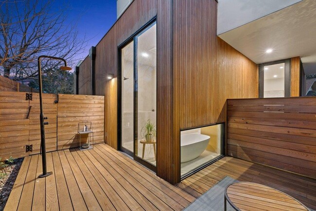 Building Photo - 910 W Johanna St