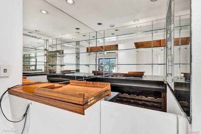 Building Photo - 4 br, 3.5 bath House - 9201 Paso Robles Ave