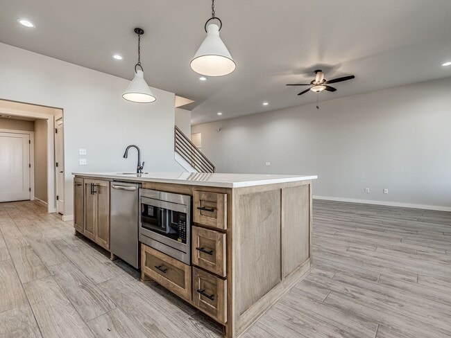 Building Photo - Newer Beautiful home in East Edmond + 4 Be...