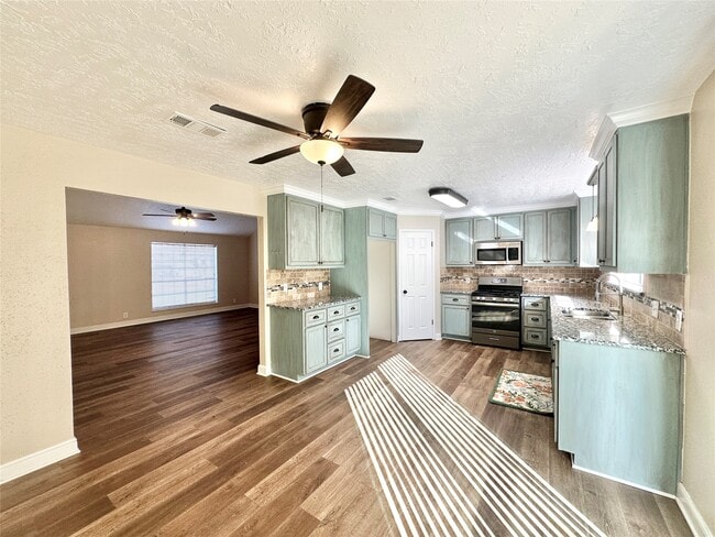 Building Photo - 16143 Little Cypress Ln