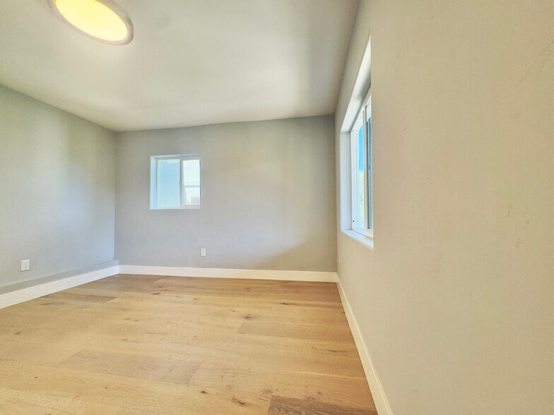 Building Photo - 914 Everett Ave