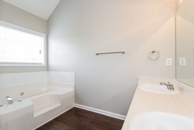 Building Photo - 717 White Dove Dr