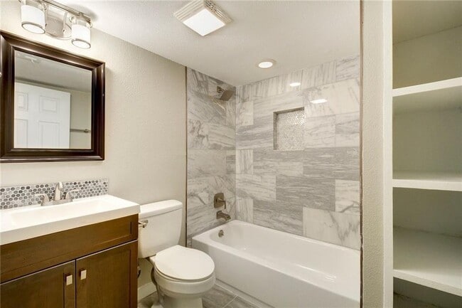 Building Photo - 7204 Twin Crest Dr