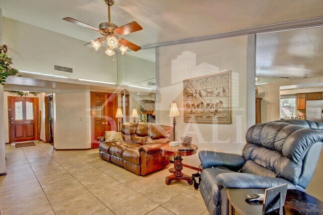 Building Photo - 1132 E Linda Ln
