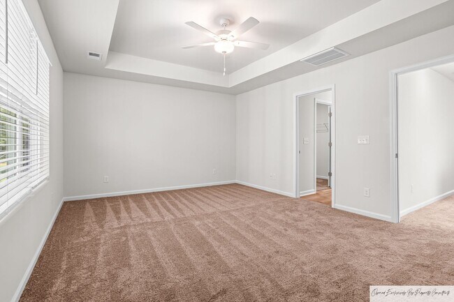 Building Photo - STUNNING TOWNHOUSE IN LEXINGTON'S MURRAY V...