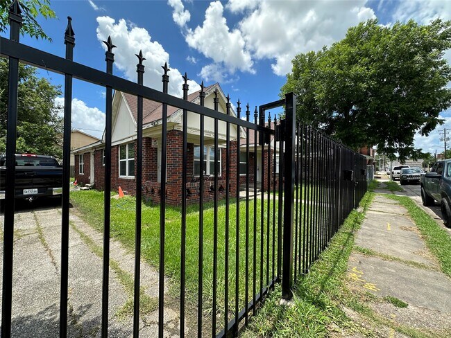 Building Photo - 5026 Jefferson St