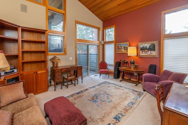 Building Photo - Gated Community in Awbrey Glen
