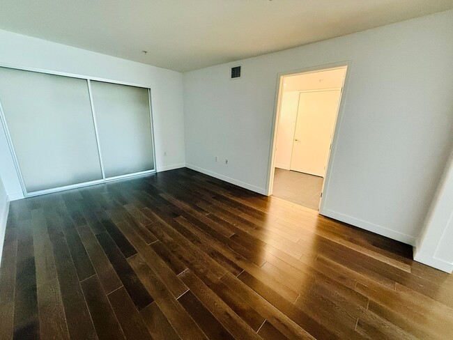 Building Photo - DTLA Penthouse Floor 1BD Condo w/Utilities...