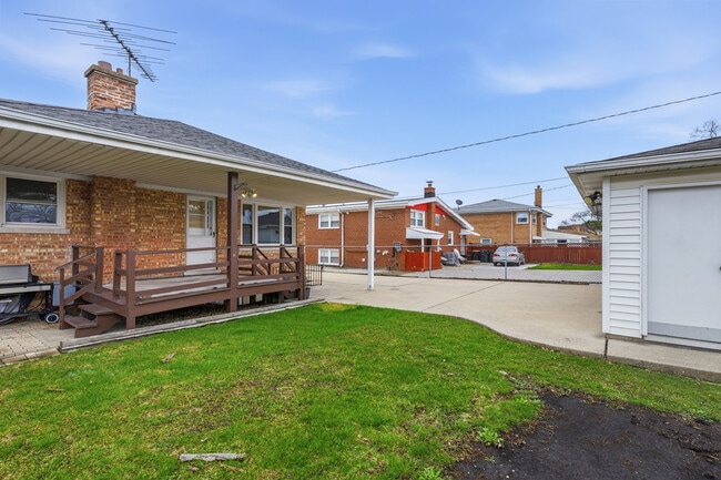 Building Photo - 8736 N Ozark Ave