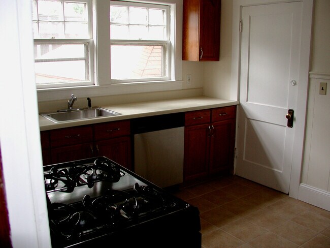 Kitchen - 13 Higgins St