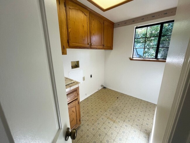 Building Photo - 1095 Robin Cir