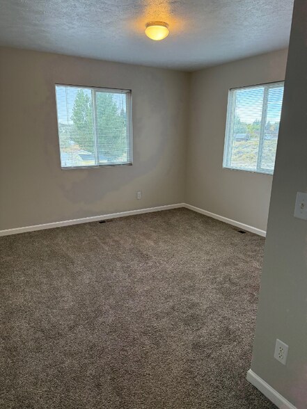 Building Photo - 2736 Koven Dr