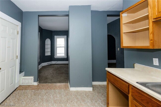 Building Photo - 2142 W 105th St