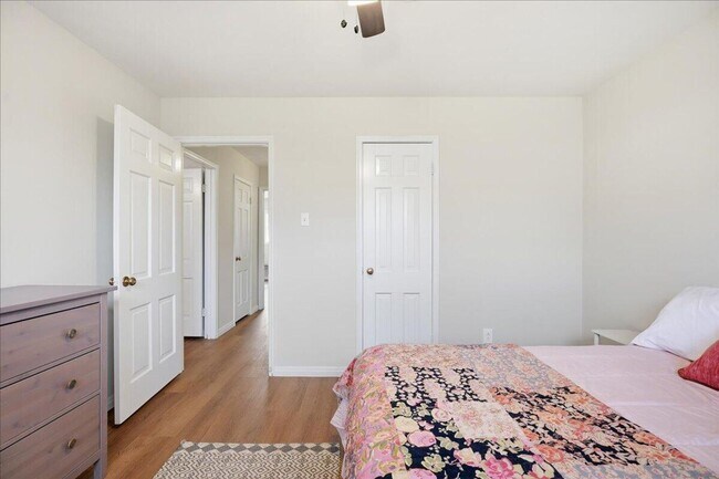 Building Photo - Charming one-of-a-kind 4 Bedroom Home
