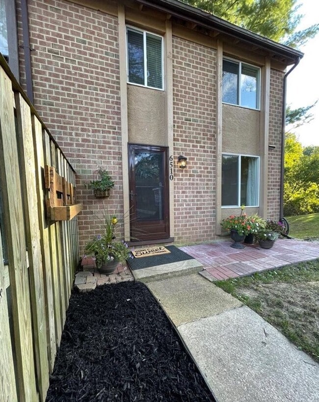 Building Photo - COMING SOON - Updated 3+2.5 End Unit w/ 2 PARKING SPACES