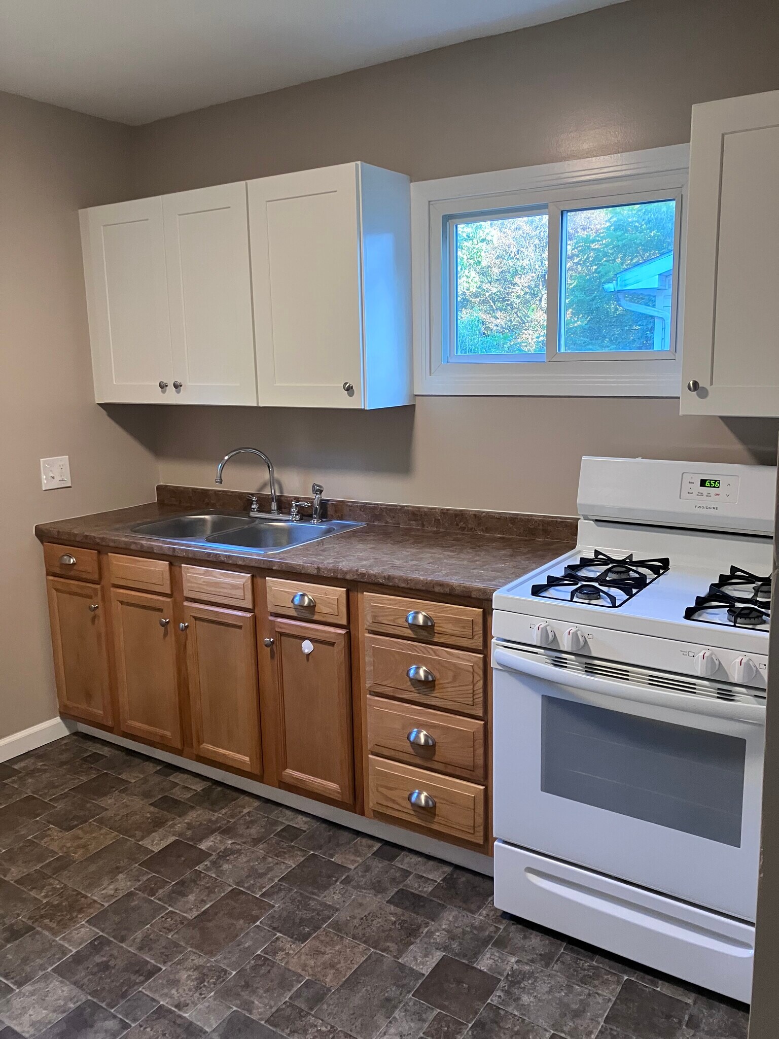 kitchen - 372 N Madison Ave