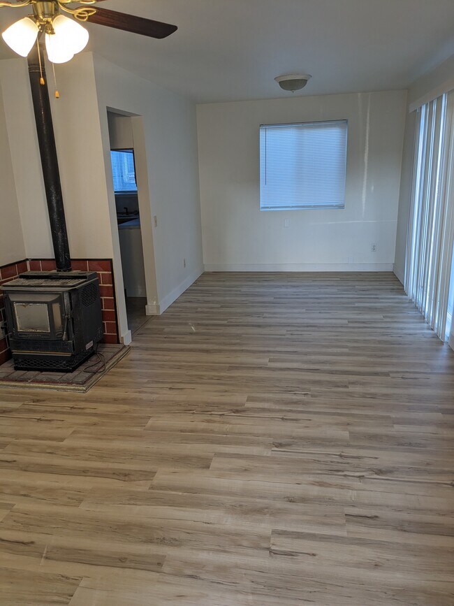 Building Photo - 2205 Oak Ave