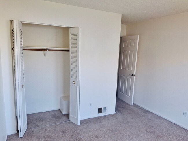 Building Photo - LUXURY AUBURN GREENS TOWNHOUSE UNIT w/GARAGE