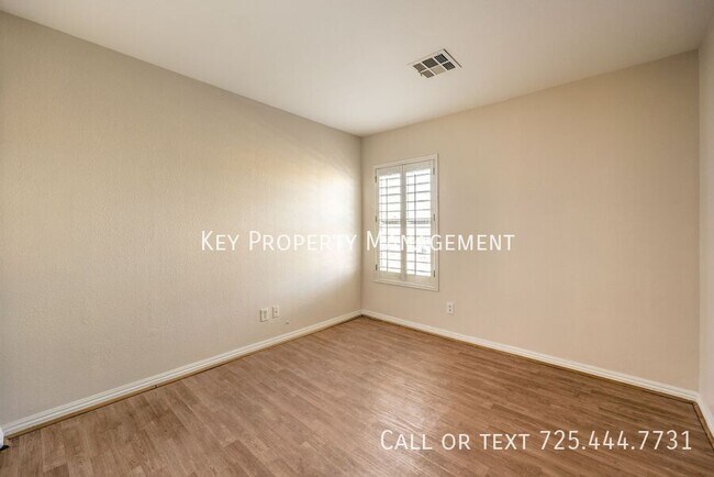 Building Photo - Beautiful 4 bedroom, 2.5 bathroom two-stor...