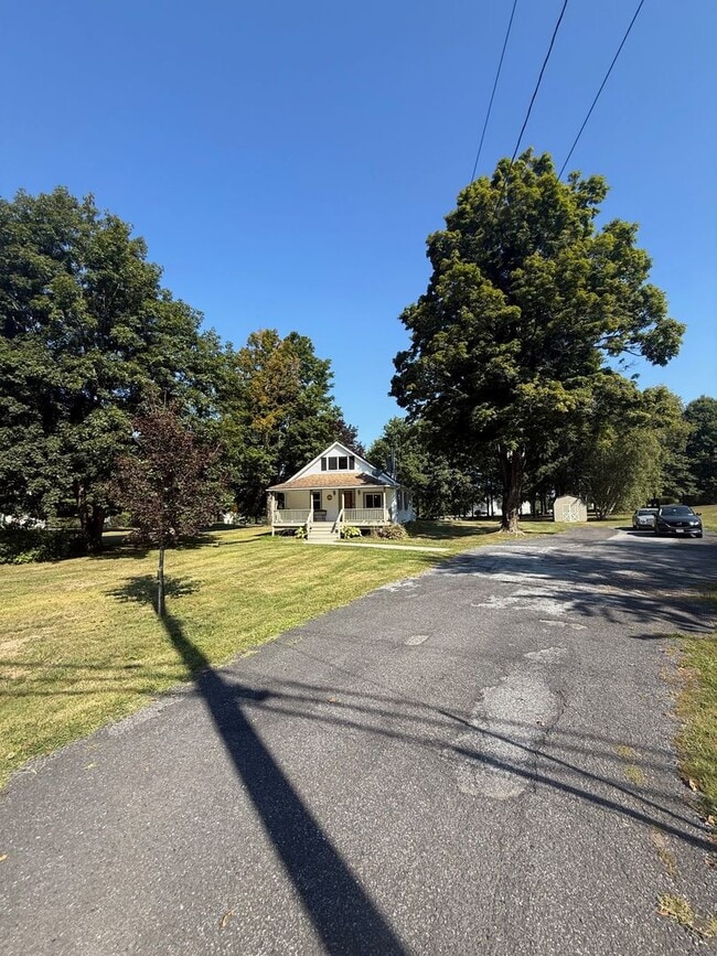 Building Photo - 3 Bedroom House With Large Yard and 2 Bath...
